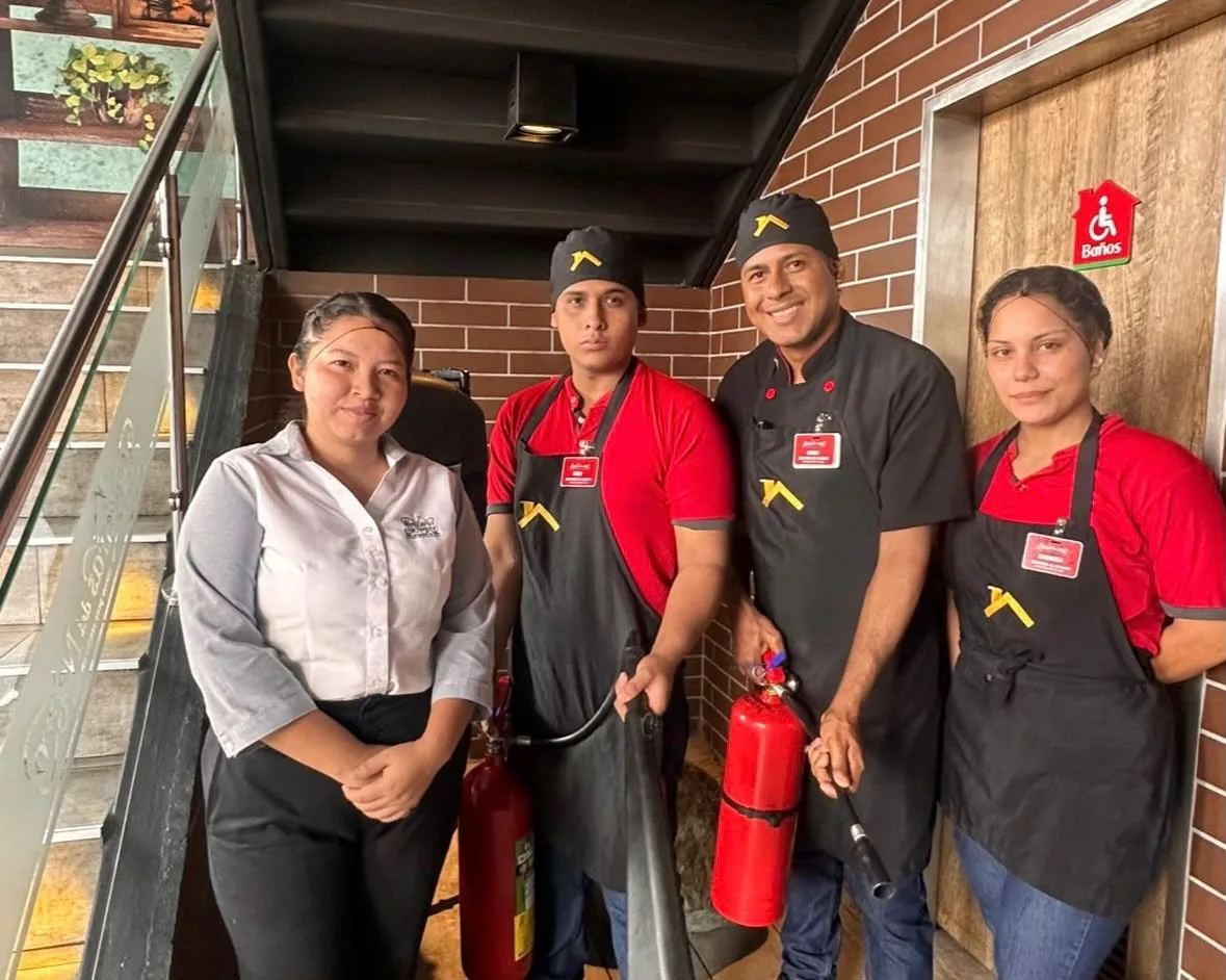 Equipo de restaurante en capacitación de extintores
