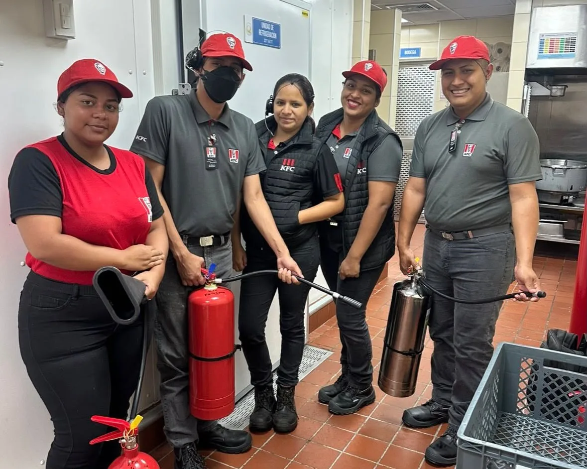 Brigada KFC con extintores CO₂ y PQS