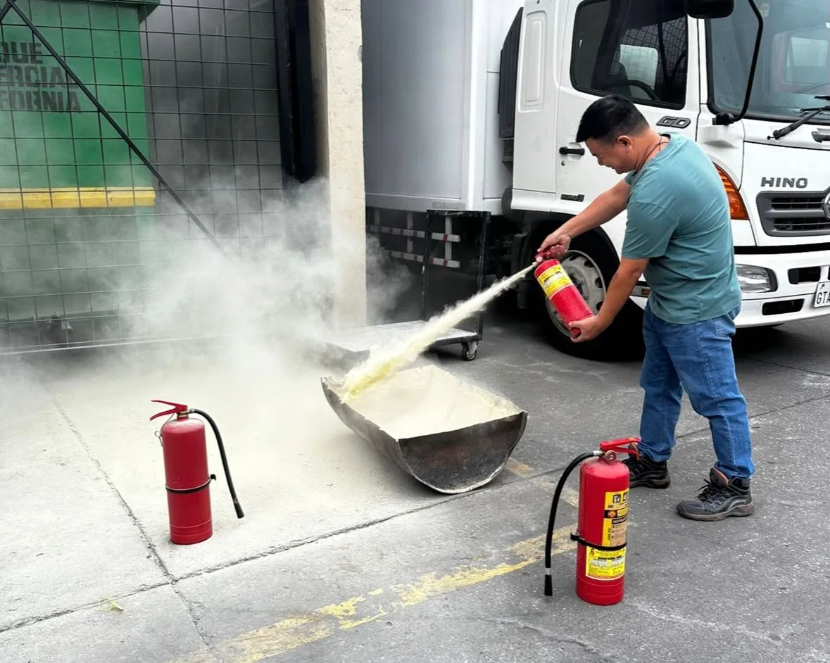 Demostración extintor PQS al aire libre con polvo