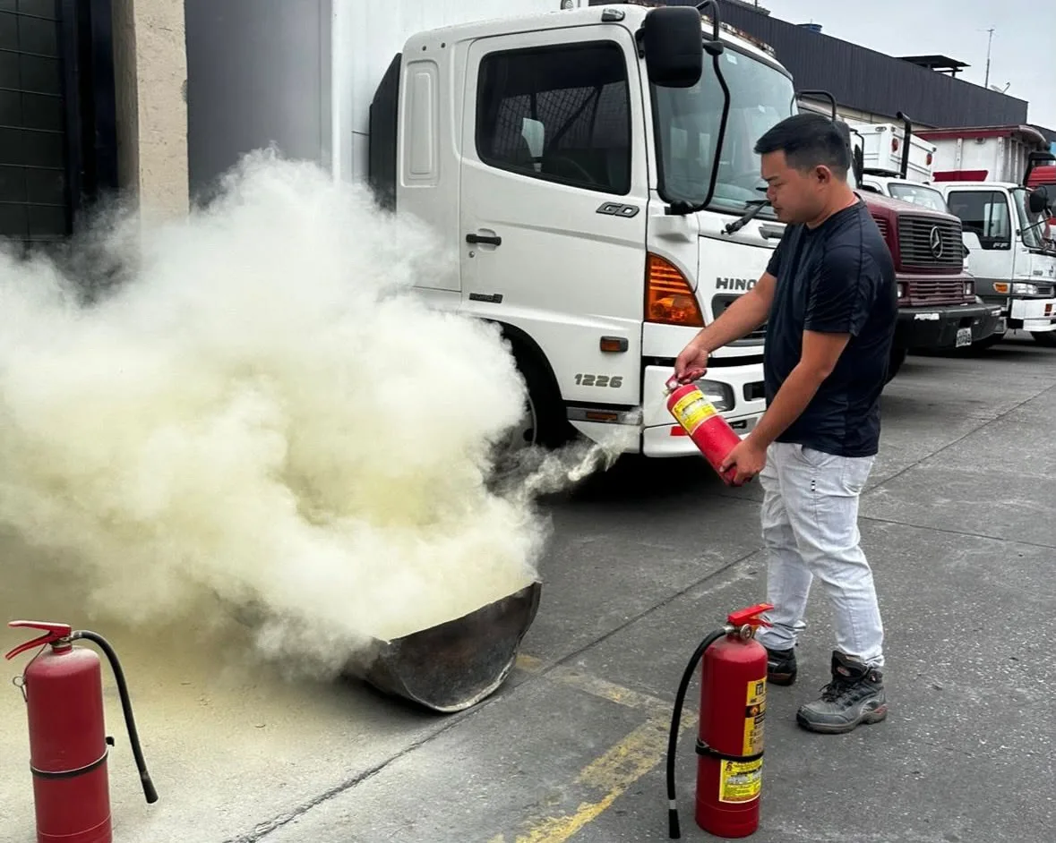 Descarga de extintor PQS con gran nube de polvo