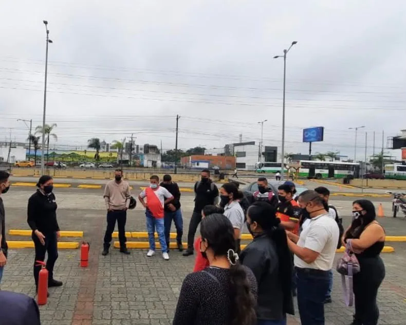 Capacitación grupal al aire libre con simulacro