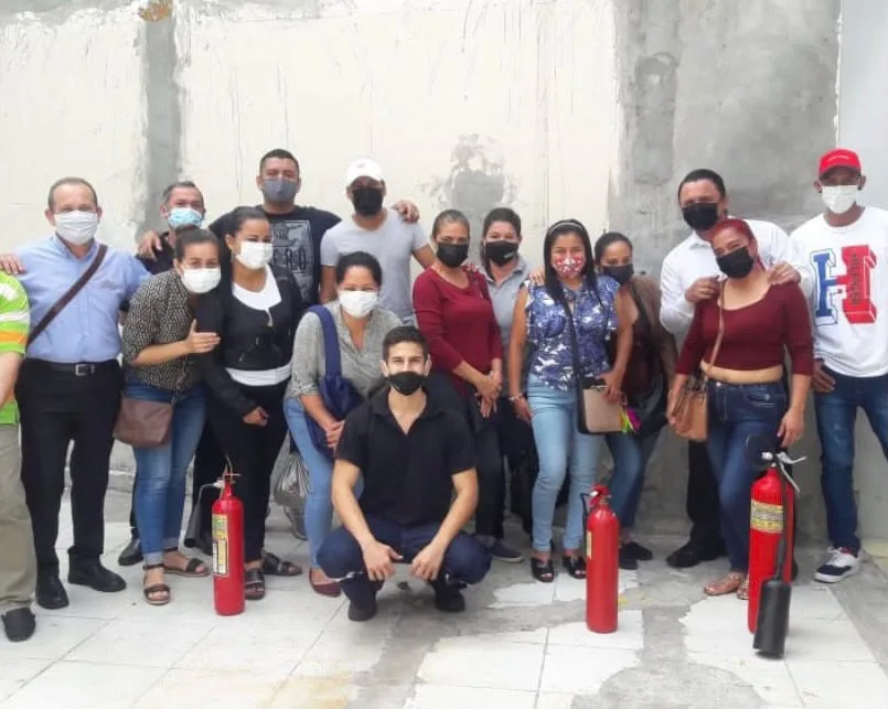 Grupo empresarial posando tras capacitación contra incendios
