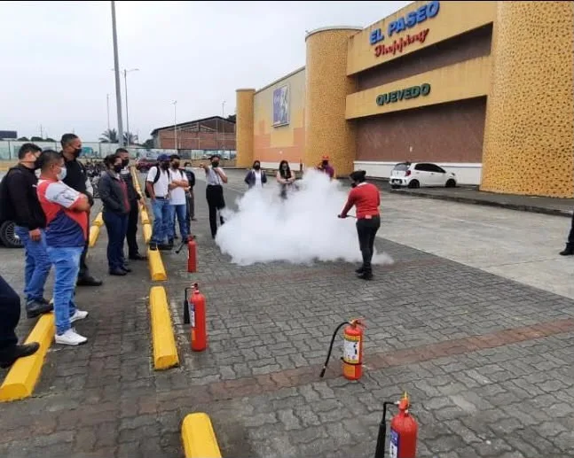 Práctica grupal con extintor en estacionamiento