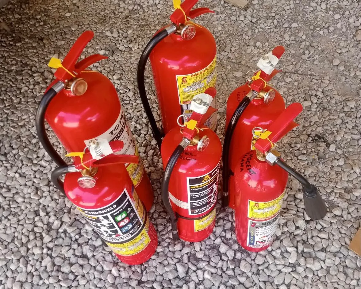 Extintores PQS Previfuego recolectados para mantenimiento en campo