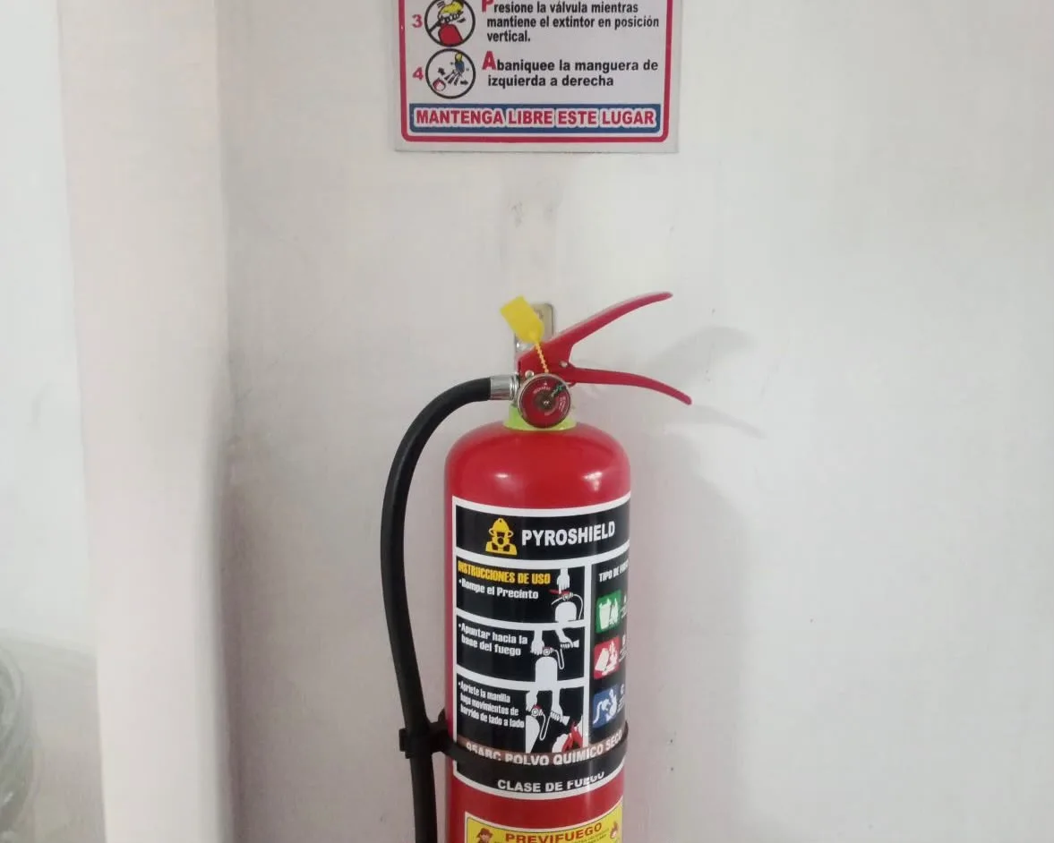 Extintor Pyroshield PQS instalado en pared