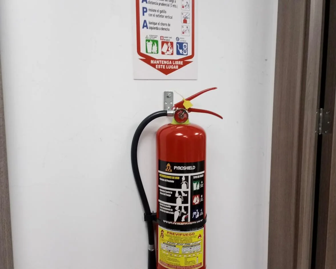 Extintor Pyroshield bajo señal de zona libre