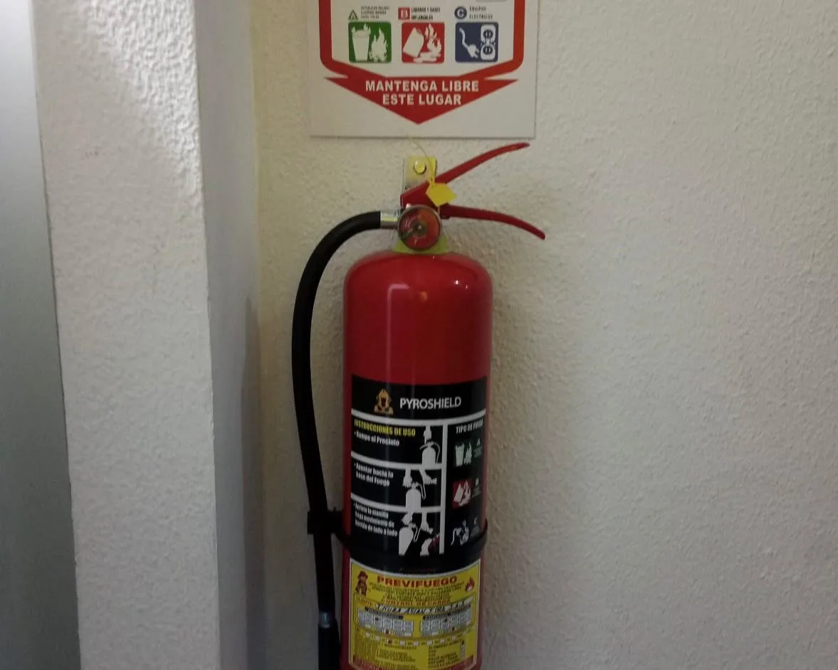 Extintor PQS Pyroshield en mantenimiento preventivo