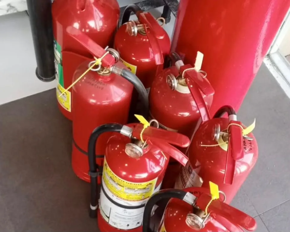 Grupo de extintores en área industrial