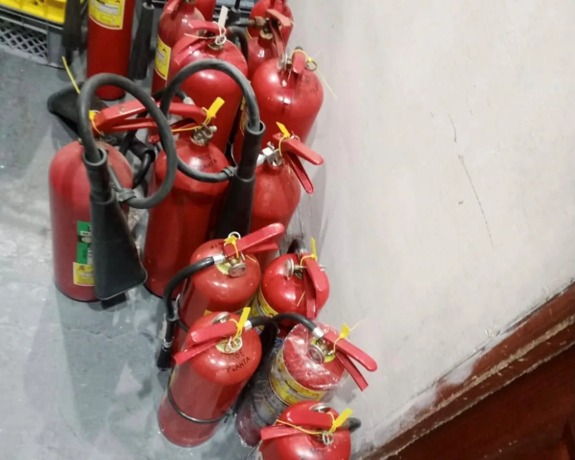 Lote de extintores PQS recolectados para recarga y mantenimiento