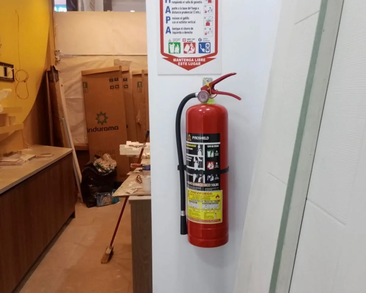 Extintor PQS Pyroshield instalado en local en remodelación