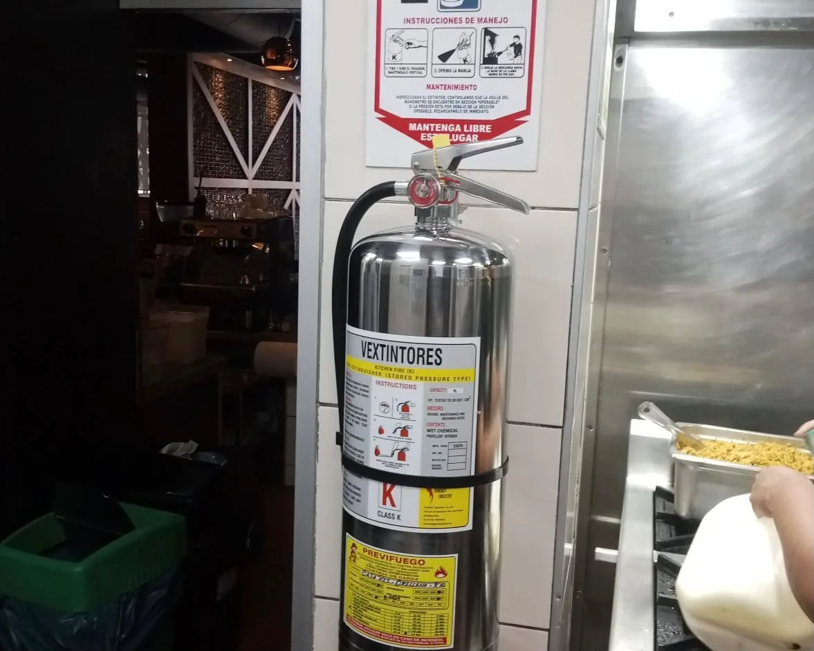 Extintor Tipo K acero inox en cocina industrial
