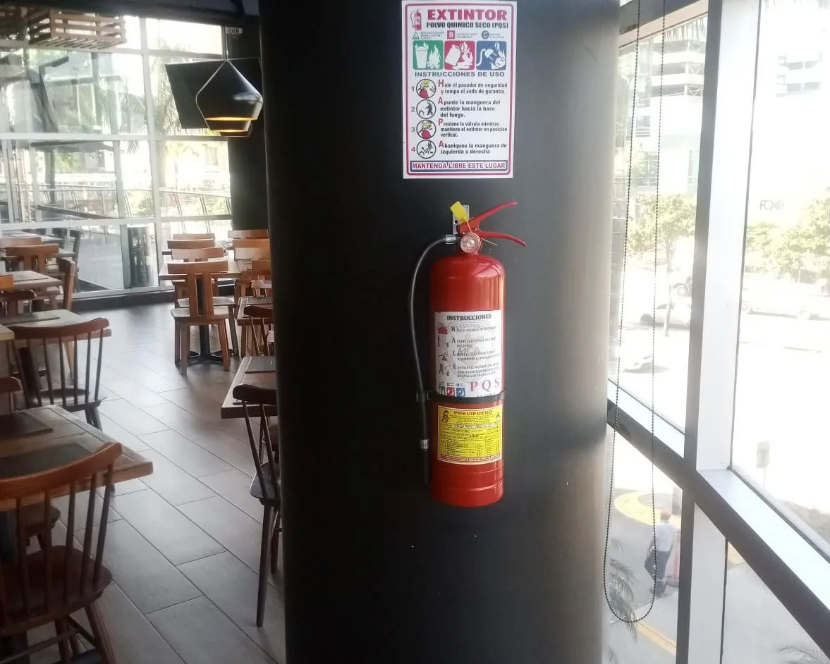 Extintor instalado en columna de restaurante