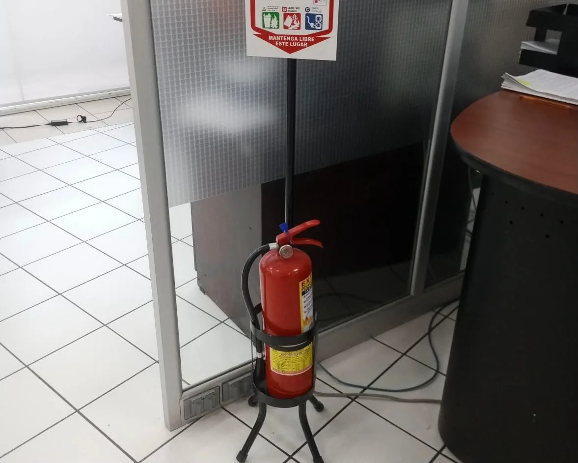 Extintor portátil en entrada de local comercial