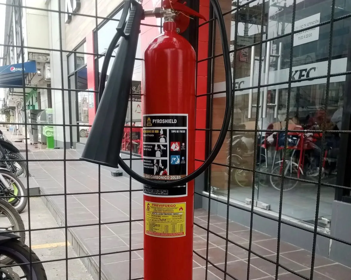 Extintor CO₂ Pyroshield instalado en local de comida rápida