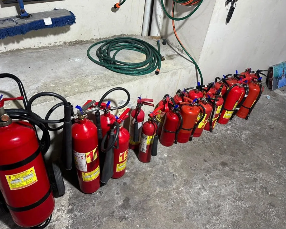 Fila de extintores alineados para servicio y recarga