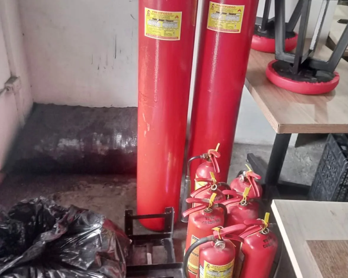Extintores CO₂ portátiles con llave de paso — almacenamiento en taller con llave de paso